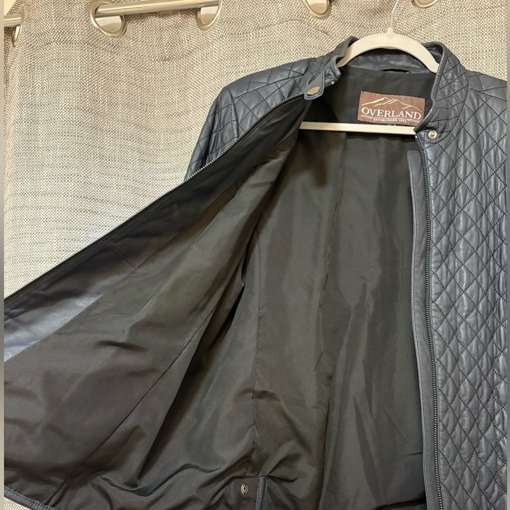 OVERLAND | Women’s Quilted Sheepskin Zip-Up Jacket - Picture 6 of 8